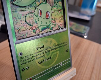 Sofort versandfertig! | Chikorita | Handgefertigte, mehrlagige Pokémon-Kartenkunst, individuelles Pokémon-Geschenk, Shadowbox-Kartenpräsentation, handgeschnittene Sammelkartenkunst