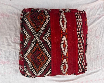 Puf marroquino feito à mão, almofada otomana Boucherouite tribal vermelha com estampa de diamantes