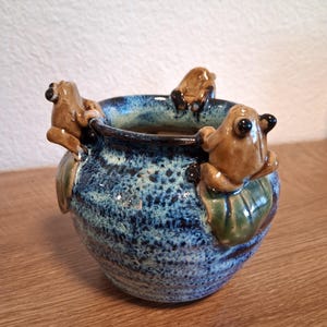 Vintage Wunderlicher Studio Keramik Frosch Keramik Pflanzer mit drei Fröschen auf Rand Blaue Glasur Majolika Stil Cache Pot Vase