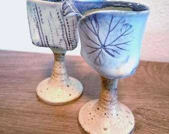 Taças de Cerâmica Artesanal - Conjunto de 2 Cálices de Grés Feitos à Mão, Taças de Vinho em Cerâmica com Impressão de Folhas e Pontos, Decoração Boho para Altar