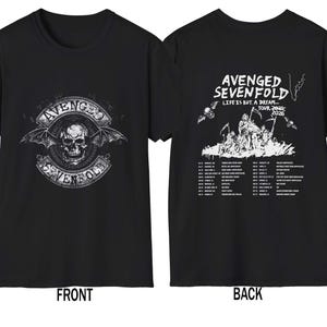 Può includere: Una t-shirt nera a maniche corte con una grafica frontale di un teschio con ali di pipistrello e il testo Avenged Sevenfold. Il retro mostra un'illustrazione del tristo mietitore, il testo Life Is But A Dream Tour 2024 2026 e le date del tour.