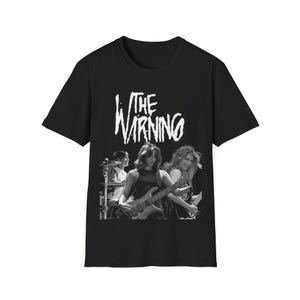 Peut inclure: Un t-shirt noir à manches courtes avec une impression graphique blanche du groupe The Warning. Le motif comprend le texte THE WARNING dans une police stylisée au-dessus d'une photographie en noir et blanc de trois musiciens sur scène.