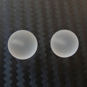 Sfere lisce forate a metà in cristallo satinato opaco da 10 mm, 12 mm e 14 mm, una coppia E7146 E7148