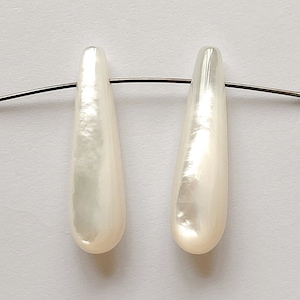 Può includere: Due perle bianche a forma di lacrima infilate su un filo d'argento.