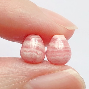 Mini bulbi lisci semiforati in rodocrosite rosa, gocce da 6 x 7 mm, una coppia G8332