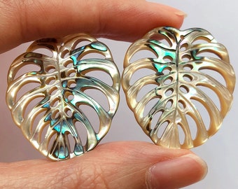 Muszla Abalone Rzeźbiona Filigranowa Monstera Palm Leaf Drops z Otworami 27 x 30 mm Jedna Para C8342