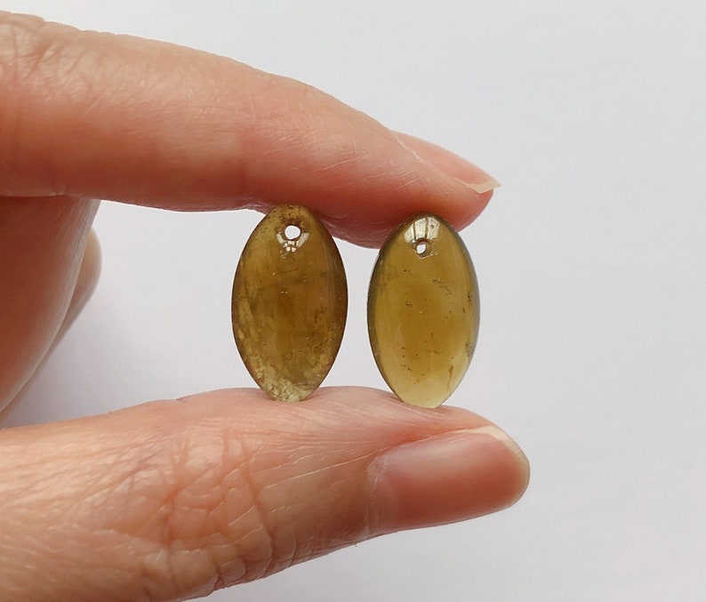 Olive Green Apatite Marquise Drops 10x17x6 mm with drilled hole and flat back One Pair Perfect for earrings J6978 zdjęcie 1