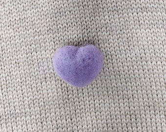 Petite broche coeur feutrée à l'aiguille, broche coeur feutrée à la main - ombre lilas clair