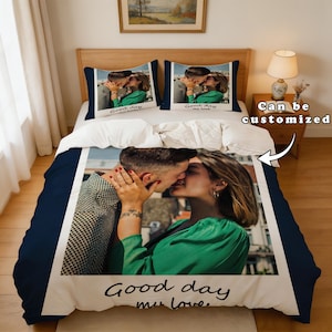 Può includere: Un set di biancheria da letto blu navy con una grande stampa fotografica centrale di una coppia che si abbraccia, con il testo "Good day my love" stampato sotto. Le due federe abbinate mostrano la stessa foto e lo stesso testo.