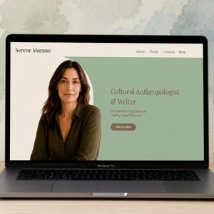 Puede incluir: Un ordenador portátil muestra el sitio web de Serene Murano, antropóloga cultural y escritora. La pantalla muestra una foto de una mujer y texto. Libros, un jarrón con flores, un cuenco y gafas están al lado.