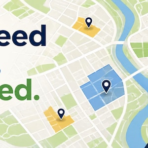 Puede incluir: Un gráfico de mapa digital con el texto Tax Deed Deals, Mapped. en azul oscuro y verde. El mapa muestra calles, un río azul y parcelas de terreno resaltadas en amarillo y azul marcadas con iconos de chinchetas de ubicación azul oscuro. La URL taxsalemap.online es visible en la esquina inferior derecha.
