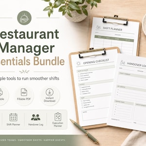 Puede incluir: Un paquete de elementos esenciales para gerente de restaurante con documentos imprimibles que incluyen planificador de turnos, lista de verificación de apertura y registro de traspaso en hojas blancas con detalles verdes sobre portapapeles de madera.