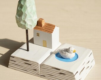 Diorama em madeira de tília esculpida à mão: Casa, árvore e cena com pato – Ornamento de mesa para amantes da natureza