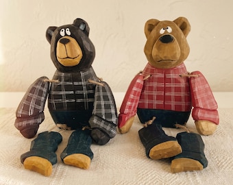 Estatueta de urso de madeira esculpida à mão, decoração de mesa com estilo campestre e lúdico, escultura de camisa xadrez rústica.