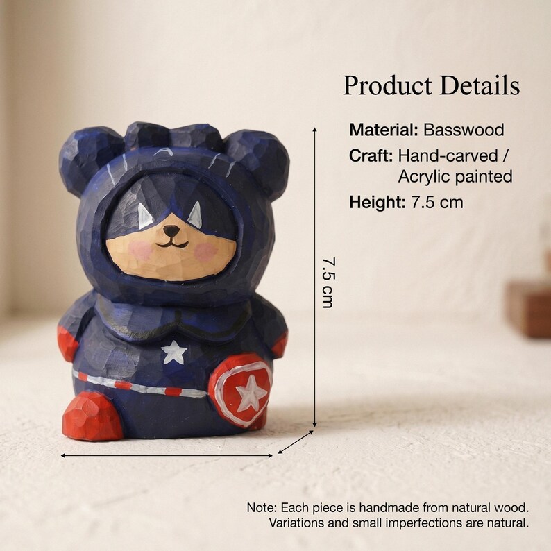 Puede incluir: Figura de oso de madera de tilo tallada a mano y pintada con acr&iacute;lico, con un disfraz de superh&eacute;roe. La figura azul y roja, de 7,5 cm de altura, presenta una estrella y un escudo. La cara del oso es de color marr&oacute;n claro con una nariz negra.