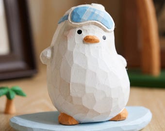 Pato de madeira esculpido à mão em forma de skate, ornamento de prateleira com um toque lúdico.