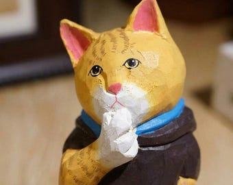 Estatueta de gato esculpida à mão em madeira, escultura lúdica em madeira de tília, decoração de mesa com capuz e botas.