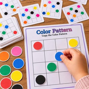 Puede incluir: Un juego de emparejamiento de patrones de color con una hoja de trabajo blanca con una cuadrícula de cuatro por cuatro, el texto "Color Pattern" y "Copy the Color Pattern", y varias tarjetas cuadradas con puntos de colores.