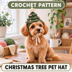 Può includere: Uno schema all'uncinetto per un cappello da albero di Natale per animali domestici. Il cappello è verde scuro con una stella color crema in cima e piccoli pon-pon rosa. Presenta paraorecchie e un laccio color crema. Il testo recita CROCHET PATTERN e CHRISTMAS TREE PET HAT.