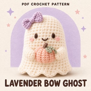 Può includere: Una figura di fantasma all'uncinetto color crema con un fiocco color lavanda sulla testa, che tiene in mano una piccola zucca color pesca con una foglia verde. Il testo PDF CROCHET PATTERN e LAVENDER BOW GHOST è visibile. Il fantasma ha occhi scuri e guance rosa.
