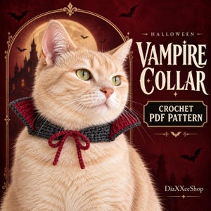 Könnte beinhalten: Ein gehäkelter Vampirkragen für Katzen mit einer dunkelgrauen Basis, einem tiefroten Innenfutter und einem passenden roten Bindeband. Der Text lautet HALLOWEEN VAMPIRE COLLAR CROCHET PDF PATTERN und DiaXXeeShop auf dunkelrotem Grund.