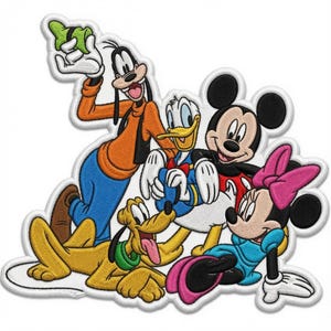 Puede incluir: Un parche bordado que muestra a un grupo de cinco personajes de dibujos animados: Goofy con su&eacute;ter naranja y pantalones azules, el Pato Donald con camisa azul, Mickey Mouse con pantalones cortos rojos, el perro Pluto y Minnie Mouse con lazo rosa y vestido azul.