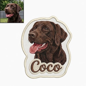 Puede incluir: Parche bordado con un Labrador Retriever marrón con la lengua fuera. El nombre del perro, "Coco", está bordado en cursiva debajo de la cabeza del perro. El parche tiene un borde blanco y una imagen más pequeña del perro en la esquina superior izquierda.
