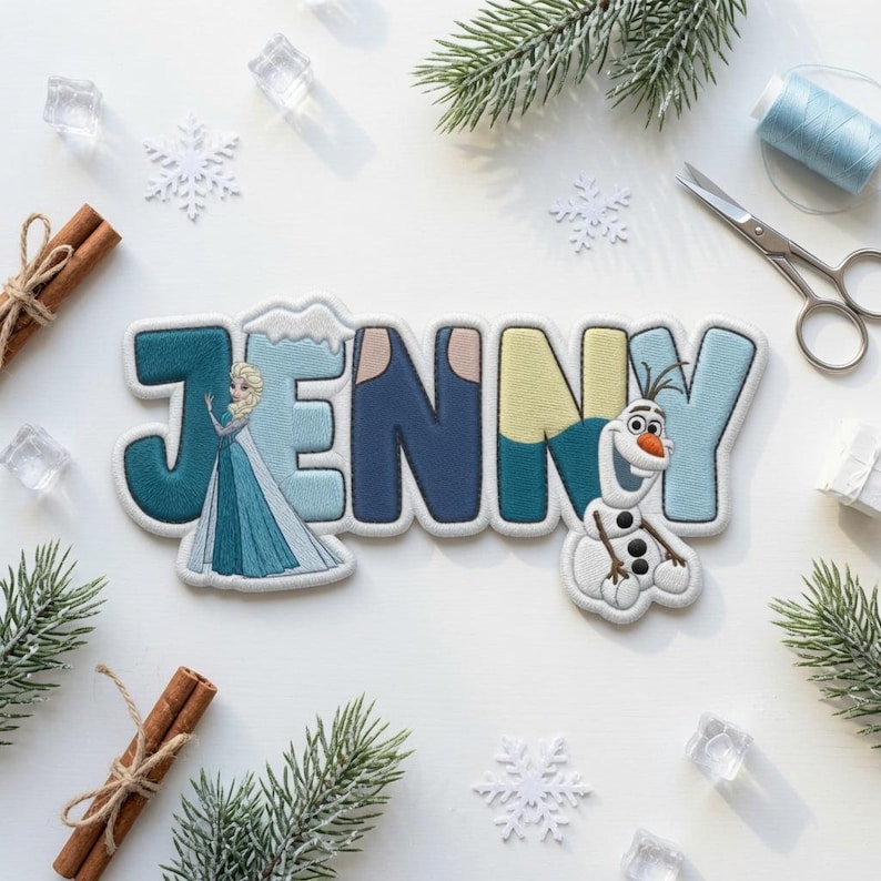 Puede incluir: Un parche bordado personalizado con el nombre JENNY en letras de bloque, con tonos azules y amarillos. La letra J muestra un personaje rubio con vestido azul, y la letra Y presenta un mu&ntilde;eco de nieve blanco con una nariz de color naranja.