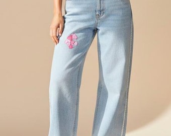 Jeans a gamba larga personalizzati con ricami, denim rosa con cuori, finiture in pizzo, modello Coquette (taglia 10)