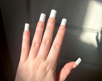 raka vita french tips | tjocka french naglar | press-on naglar