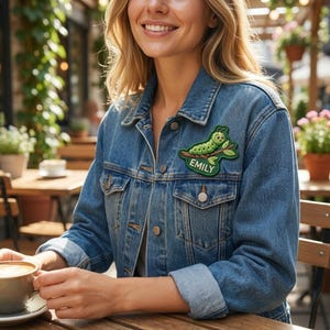 Aangepaste naam Caterpillar geborduurde opstrijkbare patch, schattig groen insect, doe-het-zelf overall rugzak stoffen, peutercadeau, klittenband naaien