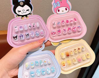 Set de uñas postizas Kawaii con diseño de dibujos animados, puntas de uñas con personajes adorables, reutilizables y con estuche de almacenamiento.
