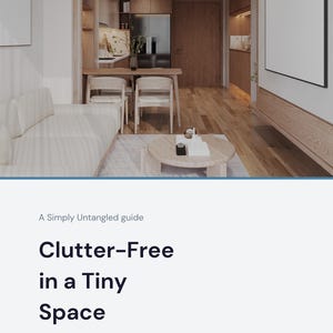 Può includere: Immagine di interior design di un moderno spazio abitativo minimalista. La stanza presenta pavimenti in legno chiaro, un divano bianco e un tavolino rotondo. Il testo "Clutter-Free in a Tiny Space" è visualizzato, promuovendo una guida per piccole case.