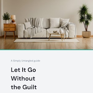 Op de afbeelding: Een woonkamer met een crèmekleurige bank, kussens en een deken. Een houten bijzettafel met een lamp en plant is zichtbaar. De afbeelding bevat de tekst "Let It Go Without the Guilt".