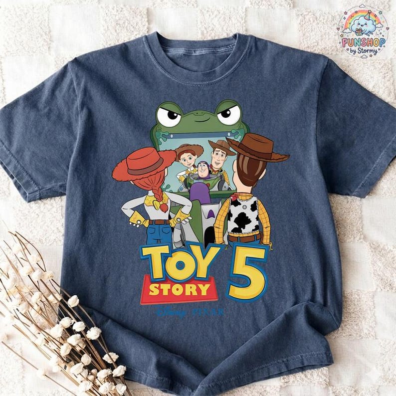 Camiseta Comfort Colors "Lo sabía, te conocía", camiseta Disneyland Pixar TS Toy Story 5, camiseta Toy Story Woody Buzz Lightyear, camiseta Toy Story 5 imagen 2