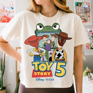Camiseta Comfort Colors "Lo sabía, te conocía", camiseta Disneyland Pixar TS Toy Story 5, camiseta Toy Story Woody Buzz Lightyear, camiseta Toy Story 5 imagen 1