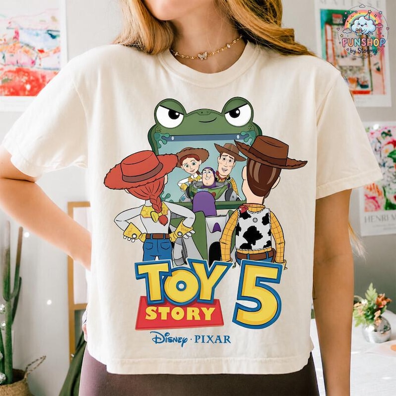 Camiseta Comfort Colors "Lo sabía, te conocía", camiseta Disneyland Pixar TS Toy Story 5, camiseta Toy Story Woody Buzz Lightyear, camiseta Toy Story 5 imagen 1