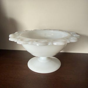 Bol de pedestal de vidrio opalino vintage, decoración rústica, plato retro para baratijas, dulces y joyas.
