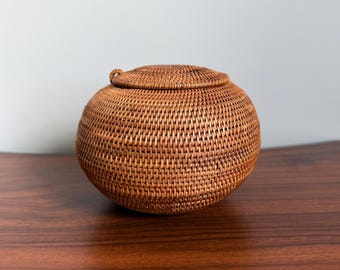 Vintage handgeweven rotan mand met deksel | Boho-opslagvat, rieten opvangmand, biologisch kustdecor