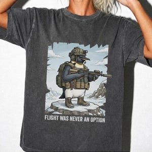 タクティカルペンギンシャツ、飛行は選択肢になかったTシャツ、面白いミリタリーアニマルグラフィック、武装ペンギンミームギフト