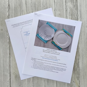 Peut inclure: Un patron de couture imprimé pour une housse d'assiette micro-ondable de Supercraft Patterns. Le document comprend des instructions, un gabarit d'encoche d'angle et une photo montrant deux assiettes blanches dans des housses en tissu coloré.