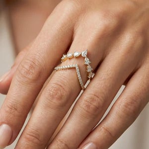 Massief gouden chevron-tiararing set | Peer Marquise Lab Diamonds, stapelbaar bandje