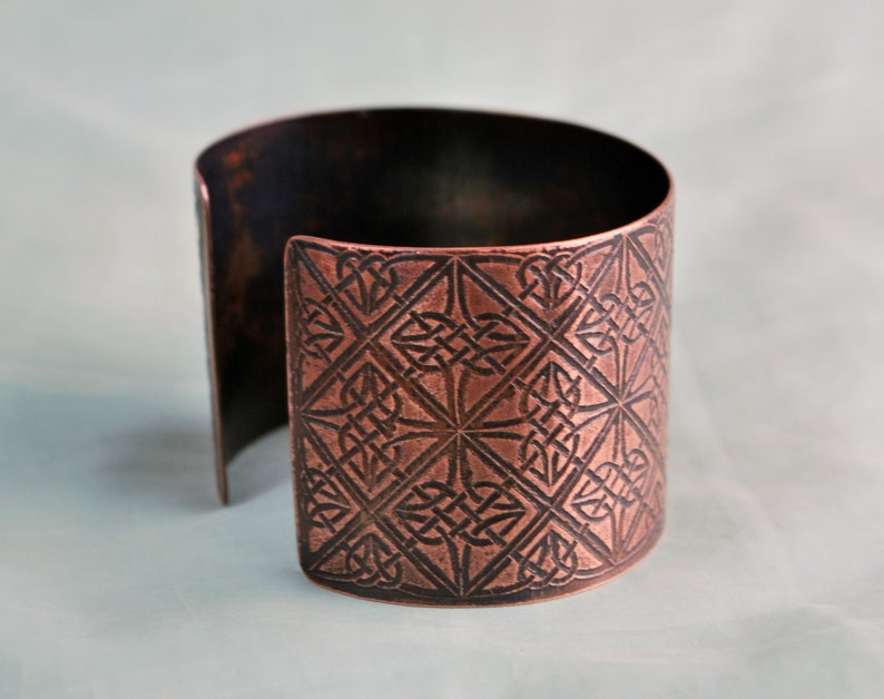 Celtic knotwork pattern cuff, copper Celtic cuff, Norse Scandinavian influence, etched copper cuff image 3