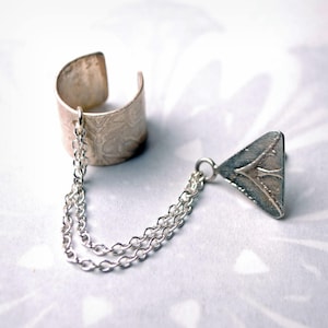 Argent sterling earcuff, earcuff avec la chaîne, earcuff avec triangulaire, earcuff argent, motif cachemire, manchette design floral, boucle d’oreille elfique