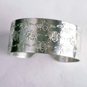 Bumble Bee design embossed cuff silver aluminium medium, bees bracelet image 3