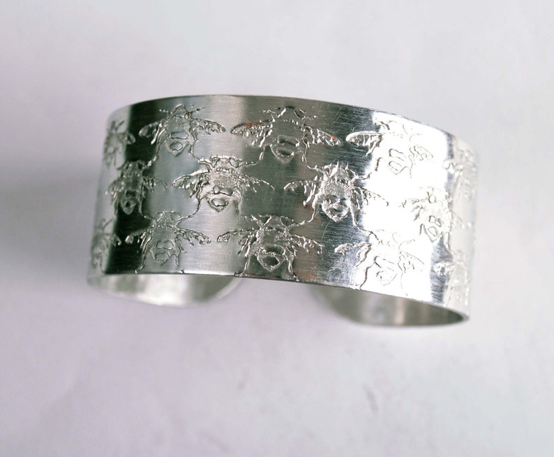 Bumble Bee design embossed cuff silver aluminium medium, bees bracelet image 3