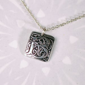 Colgante de letra iluminado, encanto personalizado, joyas iniciales personalizadas, aluminio en tono plata, collar de letras en relieve,
