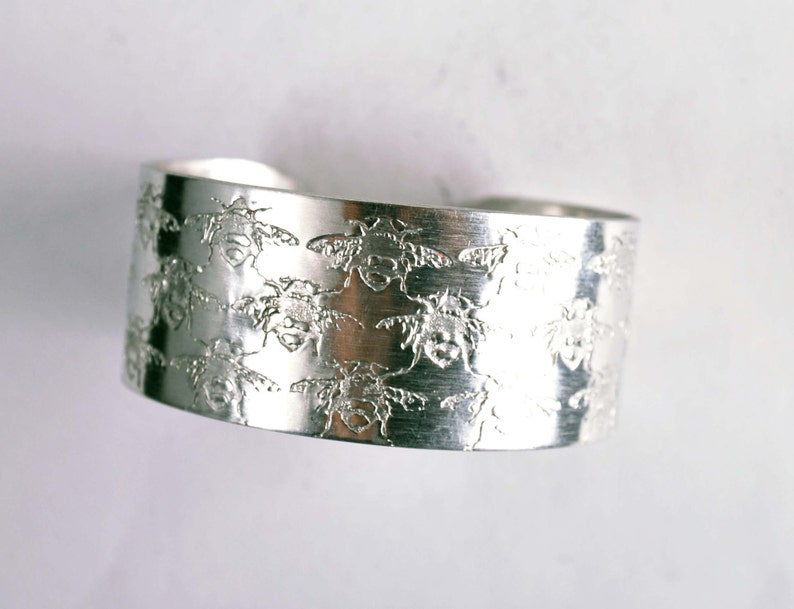 Bumble Bee design embossed cuff silver aluminium medium, bees bracelet image 4