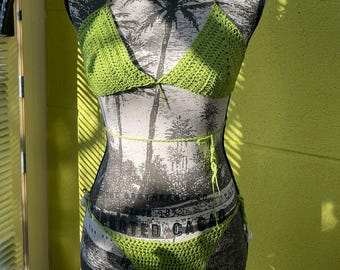 Completo bikini Apple Kiss, un pezzo unico realizzato a mano all'uncinetto.