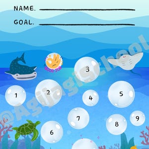 Op de afbeelding: Een beloningskaart met een onderwaterthema met de tekst REWARD CHART, NAME en GOAL. Het ontwerp bevat tien genummerde bubbels, een walvishaai, een pijlstaartrog, een zeeschildpad, een clownvis, zeepaardjes, een krab en een zeester op een blauwe achtergrond.